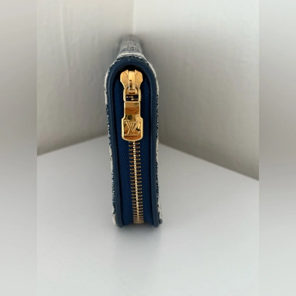 LOUIS VUITTON Zippy Denim Wallet - Picture 4 of 8